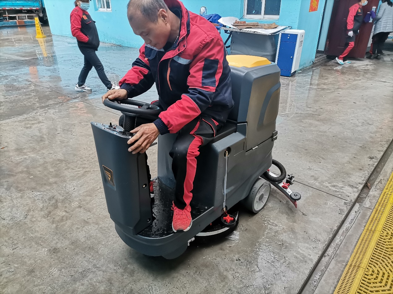 海灣石油采購(gòu)橙犀K70駕駛式洗地機(jī)